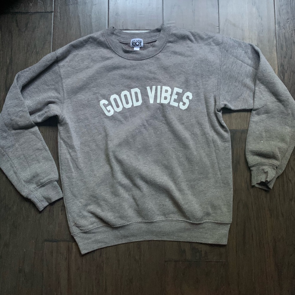 grey “good vibes” crew neck